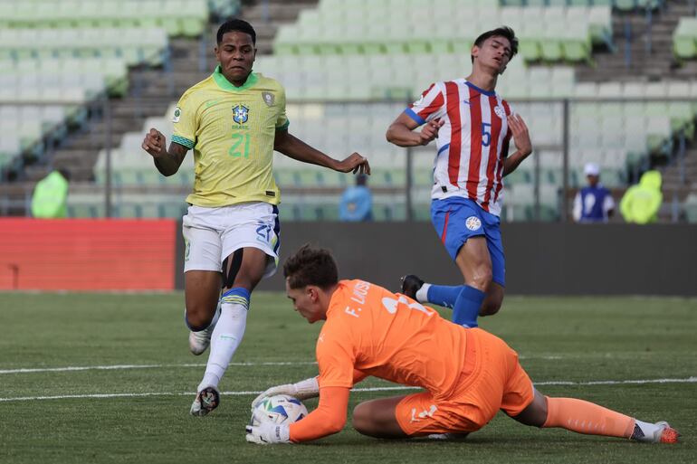 Facundo Insfrán, arquero de la selección de Paraguay, controla un balón en un partido frente a Brasil en el Hexagonal Final del Sudamericano Sub 20 en el estadio Olímpico de la Universidad Central, en Caracas, Venezuela.
