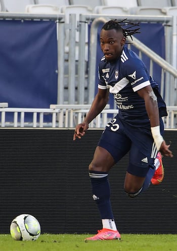 (FILES) Bordeaux's Honduran forward Alberth Elis (L) is tackled by Strasbourg's French defender Alexander Djiku (R) during the French L1 football match between Bordeaux and Strasbourg at the Matmut stadium in Bordeaux on January 23, 2022. Bordeaux's Honduran forward Alberth Elis has emerged from the artificial coma he fell into on February 24, 2024 following a head injury during the Ligue 2 match against Guingamp, his family told, on February 28, 2024. (Photo by Thibaud MORITZ / AFP)