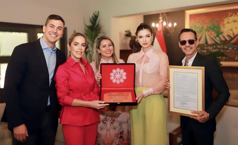 Nadia Ferreira fue nombrada "Embajadora Turística del Paraguay. En la imagen la vemos junto a su esposo Marc Anthony, el presidente de la República, Santiago Peña; la primera dama, Leti Ocampos, y la ministra de Turismo, Angie Duarte.