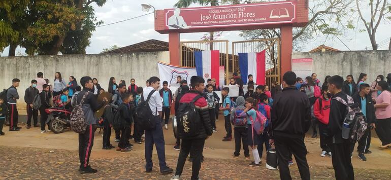 Padres de la escuela 2.521 "José Asunción Flores" de la colonia Canindeyú de Saltos del Guairá, como cada inicio de clases reclaman rubros al MEC