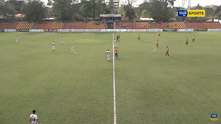 Los jugadores de Martín Ledesma y Deportivo Santaní protestan en el inicio de un partido de la División Intermedia.