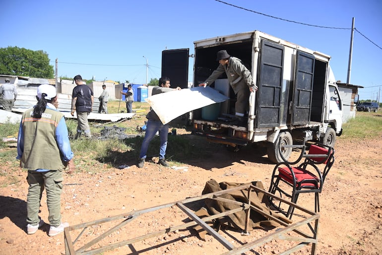 Ayer, un día antes de la subasta, empezaron a desalojar a familias que viven en las tierras municipales que serán vendidas.