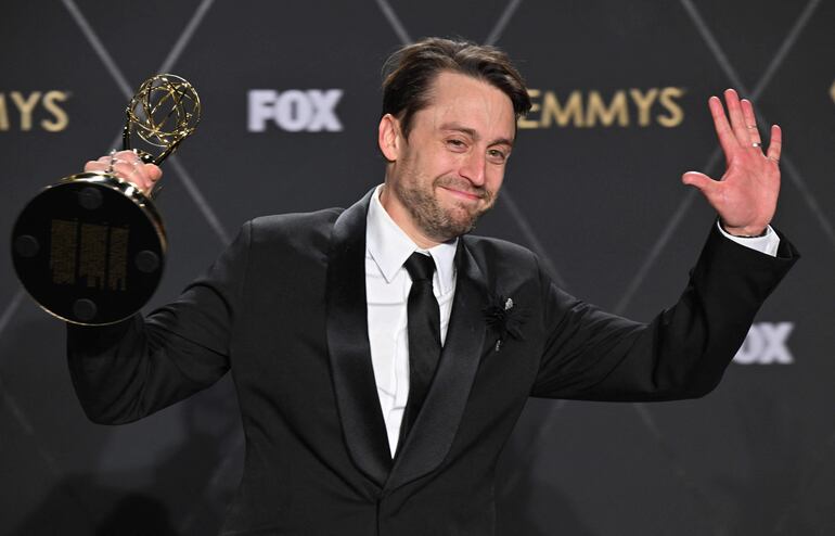 El actor Kieran Culkin con su estatuilla de Mejor Actor de Drama por "Succession", en los Premios Emmy. (Robyn BECK/AFP)