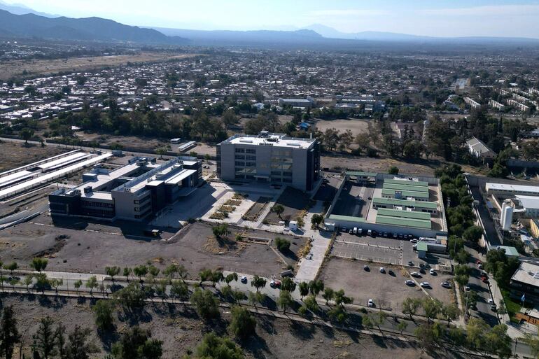 Vista aérea del Centro Judicial en Mendoza, Argentina. Dos jugadores internacionales de rugby franceses de gira en Argentina fueron trasladados el jueves desde la sede de Interpol en Buenos Aires a la ciudad de Mendoza, donde serán interrogados por presunta violación.