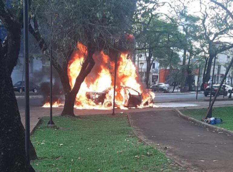 El automóvil Toyota Premio se incendió por completo en inmediaciones del exaeropuerto Alejo García.