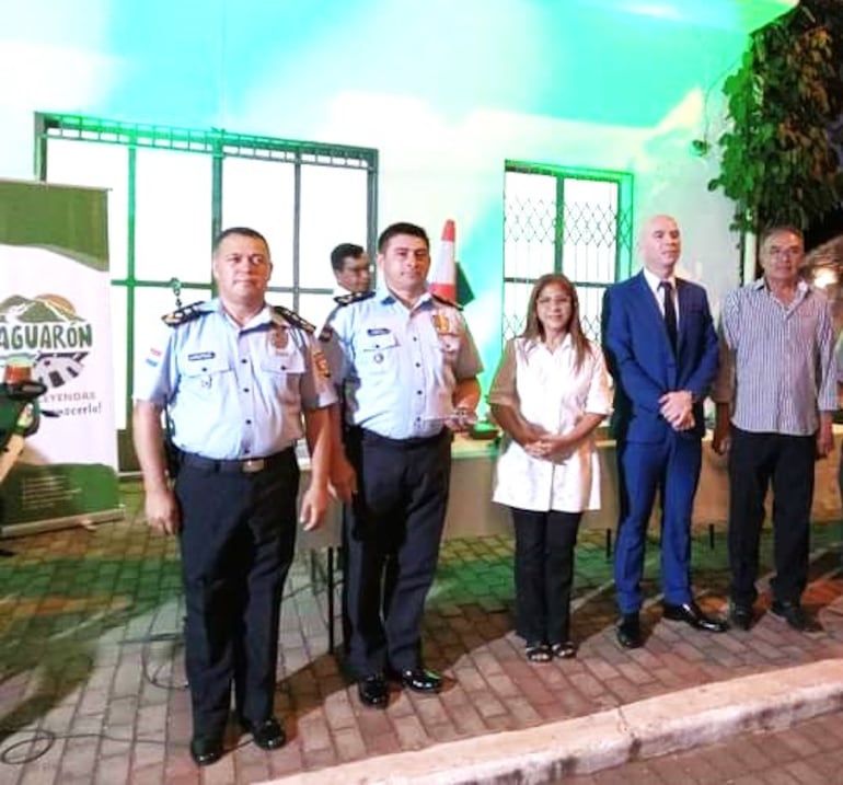 El jefe de Orden y Seguridad del Noveno Departamento, Comisario Principal Milciades Cárdenas; el jefe de la Comisaría 15ª, Comisario Principal Guzmán Duré; la concejala Mercedes Pino; el intendente Municipal Luis Rodríguez; y el concejal Raineldo Moreno.