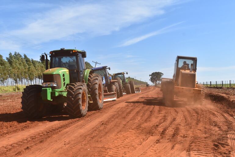 Colonos menonitas de San Pedro, suplen rol del Mopc y con millonaria inversión reparan mas de 4o km de camino