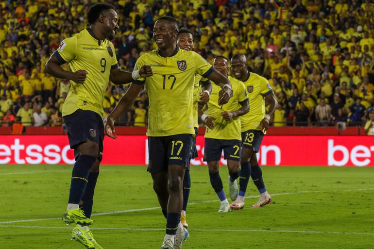 onzalo Plata (c) de Ecuador celebra un gol ante Bolivia este jueves, durante un partido de las eliminatorias sudamericanas al Mundial de Fútbol 2026, en el estadio Monumental, en Guayaquil (Ecuador).