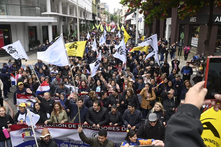 Movilización docente en todo el país con el 90% de acatamiento.