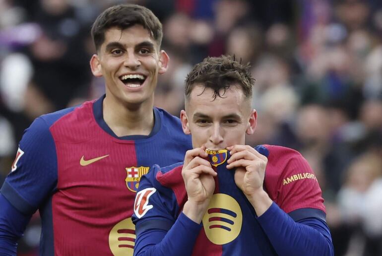 FOTODELDÍA  BARCELONA, 02/03/2025.- El centrocampista del FC Barcelona Marc Casadó (d) celebra tras marcar el 2-0 durante el partido de LaLiga EA Sports entre FC Barcelona y Real Sociedad, este domingo en el estadio Olímpico de Montjuic de Barcelona. EFE/ Andreu Dalmau
