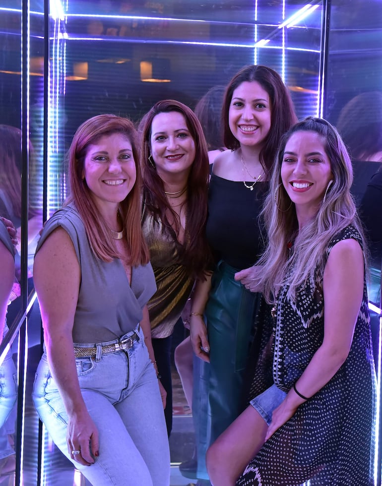 Jenny Marti, Patricia Velázquez, Mirtha Ramírez y Lore Pefaur.