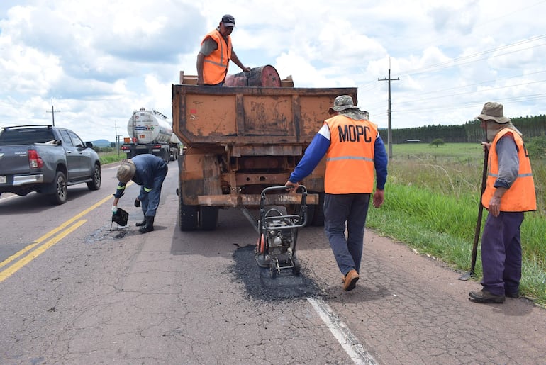 Inician reparación de cráteres en ruta PY01, en el tramo Carapeguá-Paraguarí.