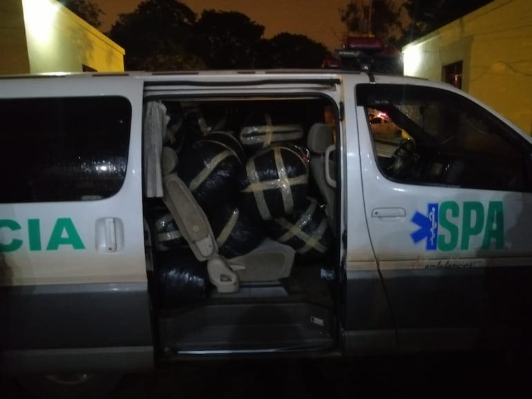 En el interior de la ambulancia iban casi 500 kilos de marihuana.