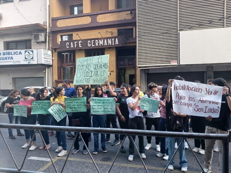 Estudiantes y sus familias reclamaron frente al MEC por la habilitación de cursos en colegios de Itá.