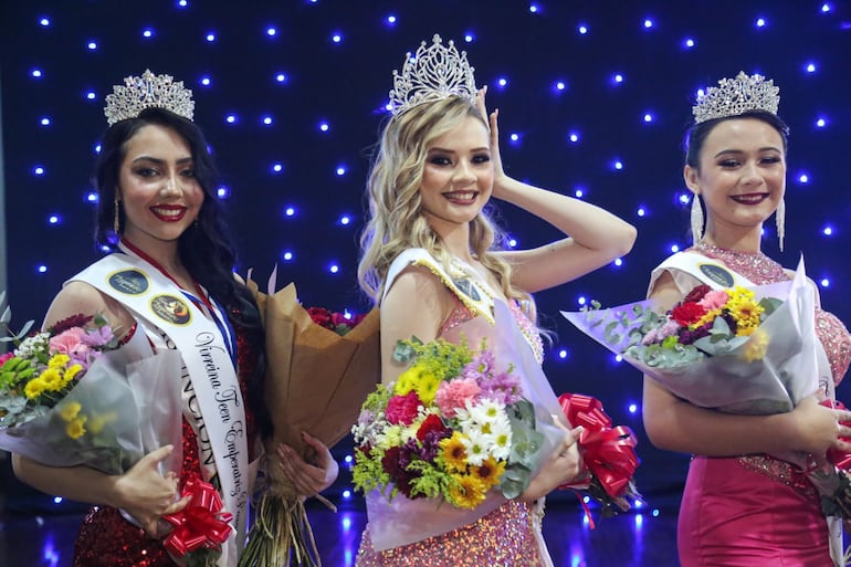 Andrea Ruiz junto a la Virreina Teen Emperatriz Mellanie Gómez y la princesa Abigail Chávez. (Gentileza)