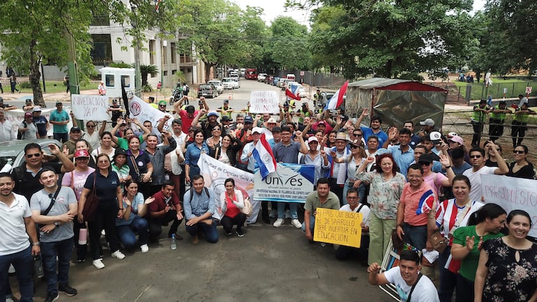 Docentes de la Universidad nacional de Villarrica exigiendo la nivelación salarial, en inmediaciones del Congreso.