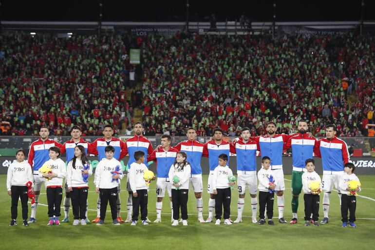 AMDEP3164. SANTIAGO (CHILE), 16/11/2023.- Jugadores de Paraguay forman hoy, en un partido de las Eliminatorias Sudamericanas para la Copa Mundial de Fútbol 2026 entre Chile y Paraguay en el estadio Monumental en Santiago de Chile (Chile). EFE/ Elvis González
