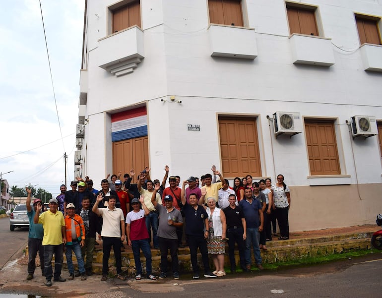 Destraban manifestación de funcionarios municipales en Carapeguá.