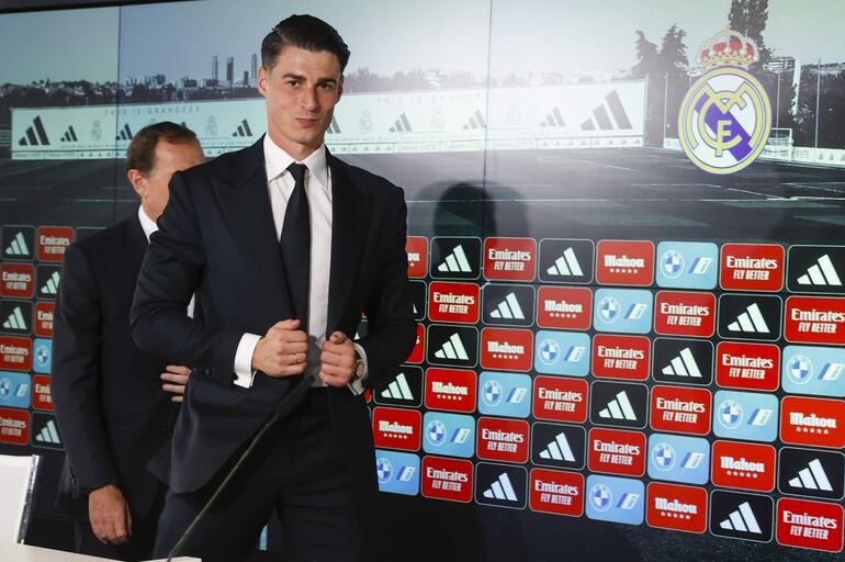 Acto de presentación del jugador Kepa Arrizabalaga como nuevo jugador del Real Madrid, este martes en la ciudad deportiva de Valdebebas (Madrid). Arrizabalaga ha sido cedido por el Chelsea FC y estará vinculado al Real Madrid durante esta temporada hasta el 30 de junio de 2024. 