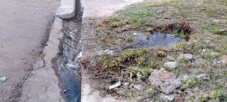 El caño roto de Essap generó una pequeña cascada sobre la calle Amistad y Palacio de López, barrio Valle Ybaté, Lambaré