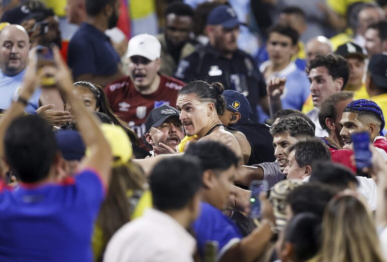 Charlotte (United States), 10/07/2024.- Uruguay's Darwin Nunez (C) scuffles with fans after Uruguay lost after the CONMEBOL Copa America 2024 semi-finals match between Uruguay and Colombia in Charlotte, North Carolina, USA, 10 July 2024. EFE/EPA/BRIAN WESTERHOLT
