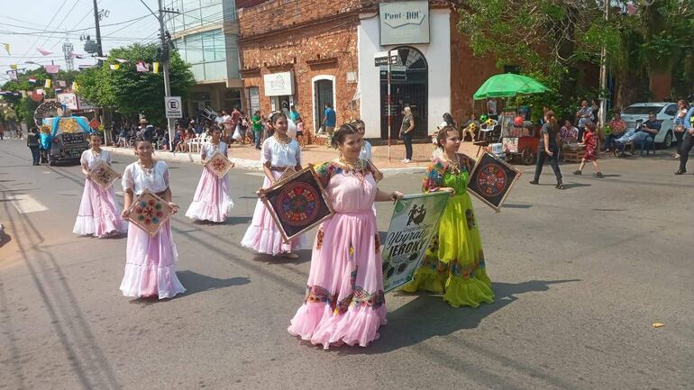 Las jóvenes lucieron trajes típicos adornados con el preciado ñandutí.