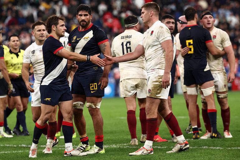 El apertura y capitán de Inglaterra Owen Farrell (R) y el apertura de Argentina Nicolas Sanchez se dan la mano después de que Inglaterra ganó el partido por el tercer lugar de la Copa Mundial de Rugby Francia 2023 entre Argentina e Inglaterra en el Stade de France en Saint-Denis, en las afueras. de París, el 27 de octubre de 2023.