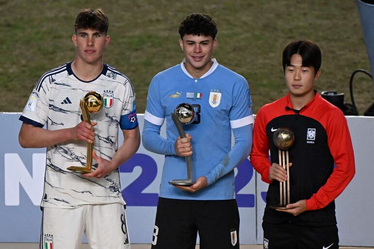 El italiano Cesare Casadei (i), con el Balón de Oro, el defensor uruguayo Alan Matturro (c), con el Balón de Plata, y el mediocampista surcoreano Lee Seungwon (d), con el Balón de Bronce, elegidos los mejores jugadores del Mundial Sub 20 de Argentina 2023.