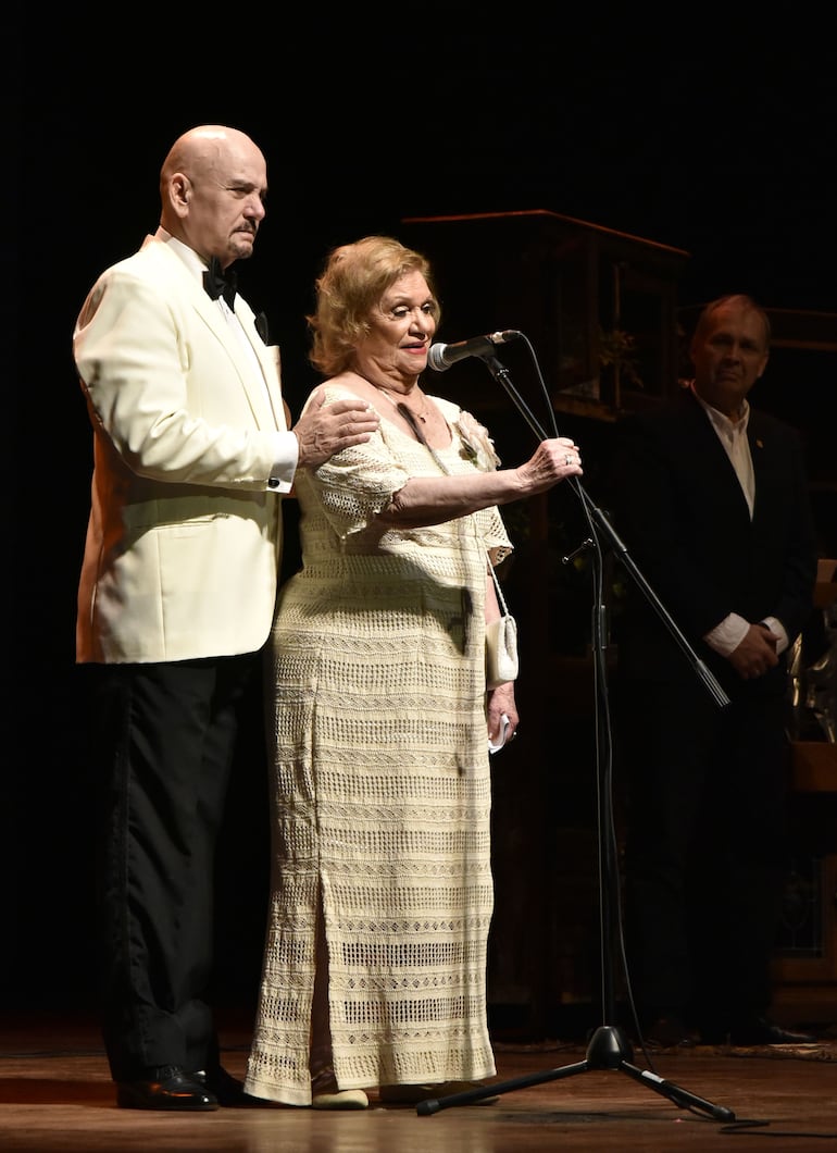 Agustín Núñez y María Elena Sachero en la primera edición de los Premios Edda, donde la actriz recibió el Premio de Honor.