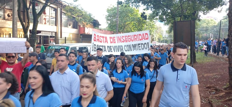 Cientos de esteños salieron a manifestarse esta mañana contra la inseguridad.