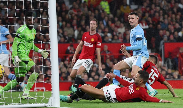 Phil Foden del Manchester City (CR) anota la ventaja de 3-0 durante el partido de la Premier League inglesa entre el Manchester United y el Manchester City en Manchester, Gran Bretaña, el 29 de octubre de 2023.