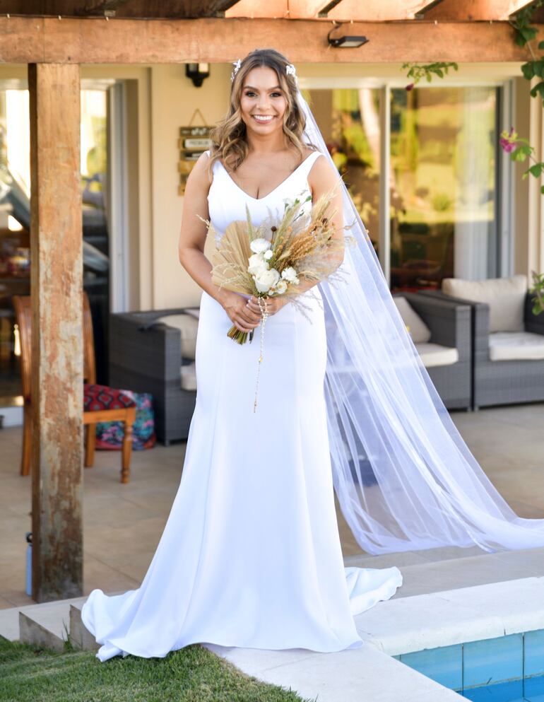 La novia lució un vestido diseñado por el Negro Vázquez para su marca Caburé. El tocado fue trabajado por Liraló.