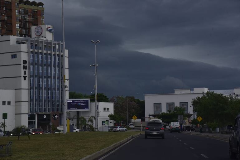 Nubes negras sobre la Costanera de Asunción.