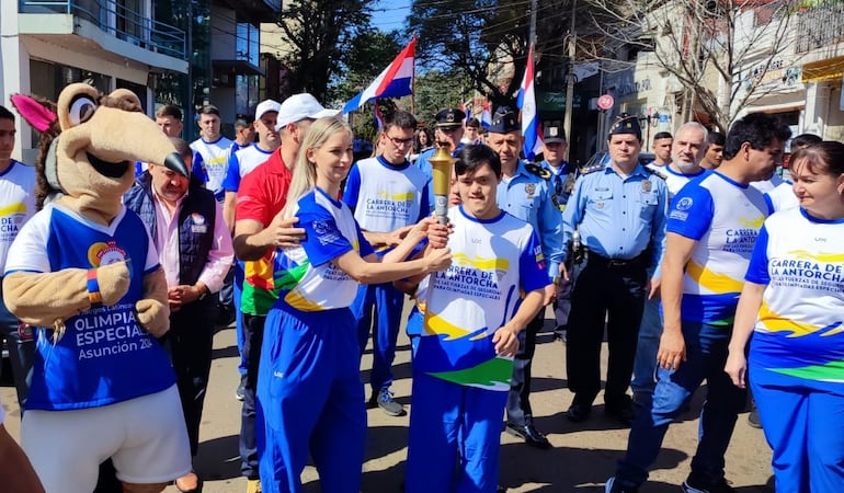 A lo largo de las cuatro cuadras desde la Municipalidad y la Plaza de Armas estudiantes de distintos colegios de Itapúa establecieron un cordón humano para saludar el paso de los atletas.