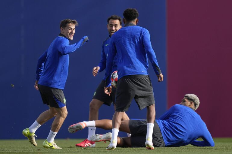 Los jugadores del FC Barcelona Gavi, Eric Garcia, Lamine Yamal y Ronald Araujo durante el entrenamiento que el equipo azulgrana ha realizado este martes en la ciudad deportiva Joan Gamper para preparar el partido de Liga de Campeones que mañana disputarán ante el Atalanta.