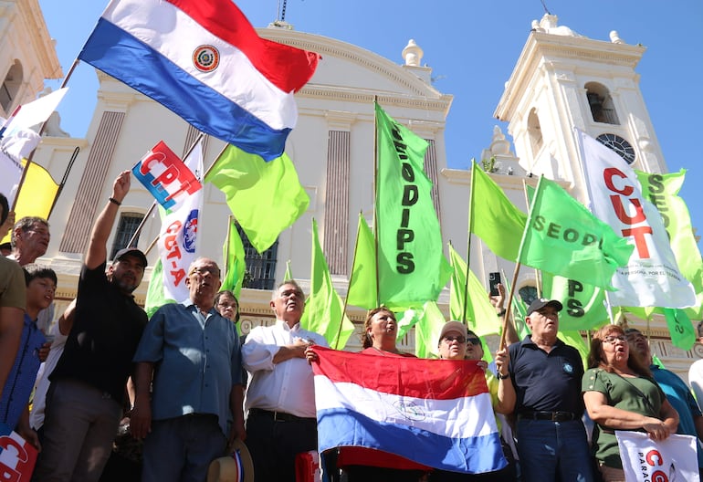 La presidenta de la Central Unitaria de Trabajadores (CUT), Mirta Arias (c), participa en una marcha en conmemoración del Día Internacional de los Trabajadores en Asunción (Paraguay). Cientos de trabajadores organizados en centrales sindicales, asociaciones y organizaciones sociales fueron protagonistas de tres marchas que se tomaron el centro de Asunción. Foto de archivo.