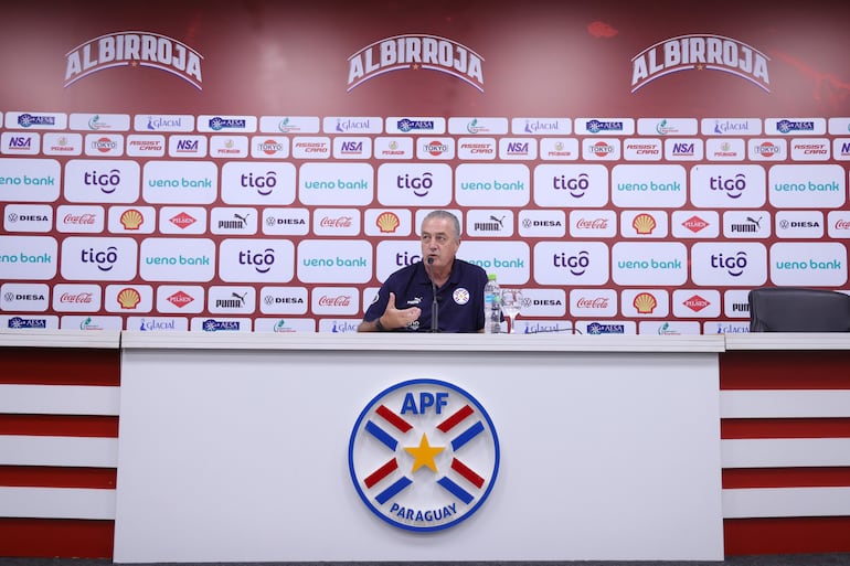 El argentino Gustavo Alfaro, entrenador de la selección paraguaya, en la conferencia previa al partido frente a Venezuela por las Eliminatorias Sudamericanas 2026 en el Centro de Alto Rendimiento, en Ypané, Paraguay.