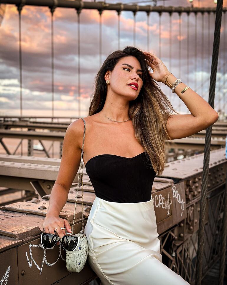 ¡Divina! Alba Riquelme posando para Renato Prono en el Puente de Brooklyn. (Instagram/Alba Riquelme)