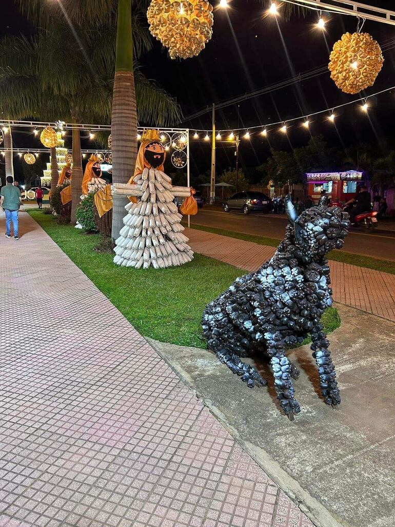 Los tres reyes magos y otras piezas del pesebre adornan la navideña ciclovía de Isla Pucú.