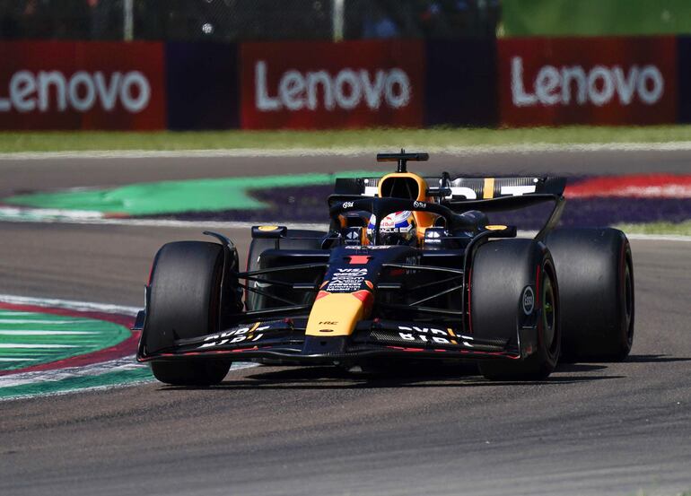 El Red Bull Racing del piloto neerlandés Max Verstappen en la sesión clasificatoria del Gran Premio de Emilia-Romaña en el Autódromo Internacional Enzo e Dino Ferrari, en Imola, Italia.
