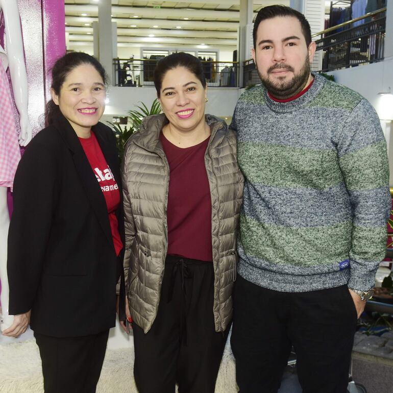 Lilian Pereira, Viviana Servín y José Larrea.