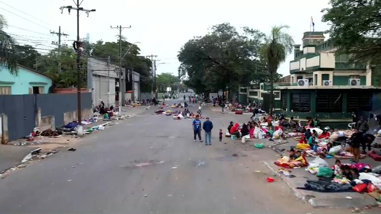 Comunidades indígenas instaladas frente a la sede del Indi, en la avenida Artigas.