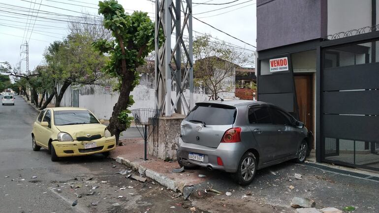 El triple choque afectó a dos vehículos que estaban estacionados sobre la avenida Ygatimi esquina Don Bosco.