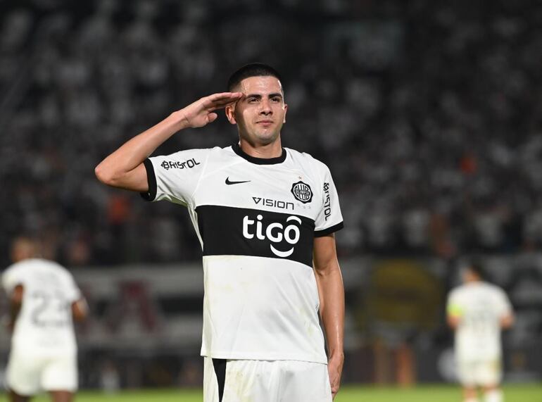 El paraguayo Mateo Gamarra, jugador de Olimpia, celebra el tanto contra Atlético Nacional por la fase de grupos de la Copa Libertadores en el estadio Defensores del Chaco, en Asunción.