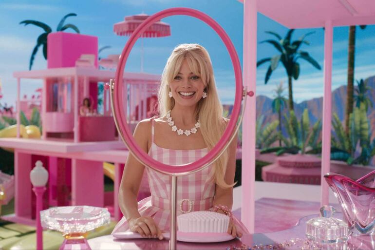 Fotografía cedida por Warner Bros donde aparece la actriz Margot Robbie durante un fragmento de la película "Barbie".