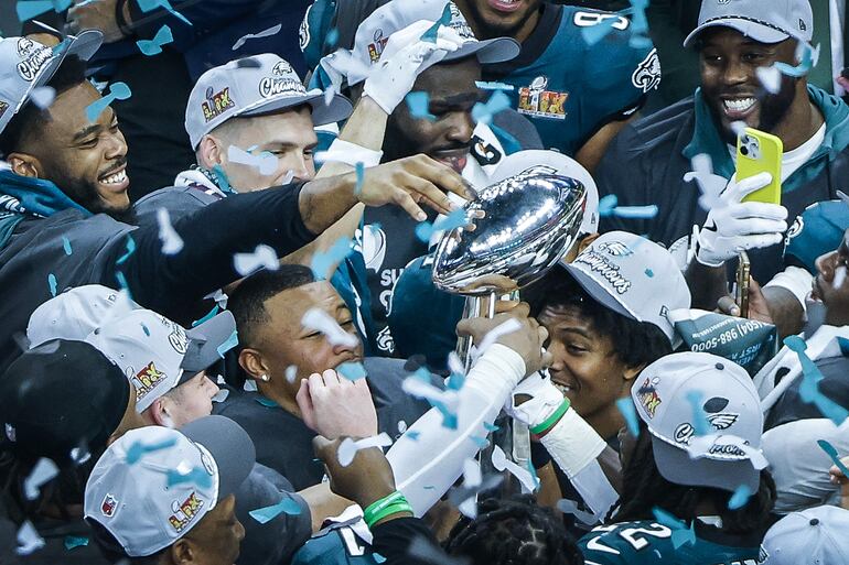 Los miembros del equipo de los Philadelphia Eagles sostienen el Trofeo Vince Lombardi mientras celebran la derrota de los Kansas City Chiefs durante el Super Bowl LIX en el Caesars Superdome en Nueva Orleans, Luisiana, EE.UU.