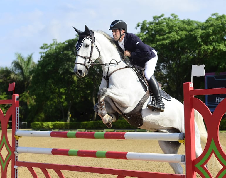 Ignacio Galeano del CHP se coronó ayer en la principal categoría del campeonato 1.35 metros, montando al hermoso  Cue Channes.