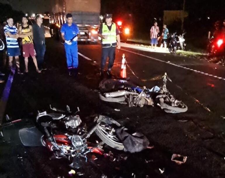 Las dos motocicletas destruidas tras el accidente fatal.