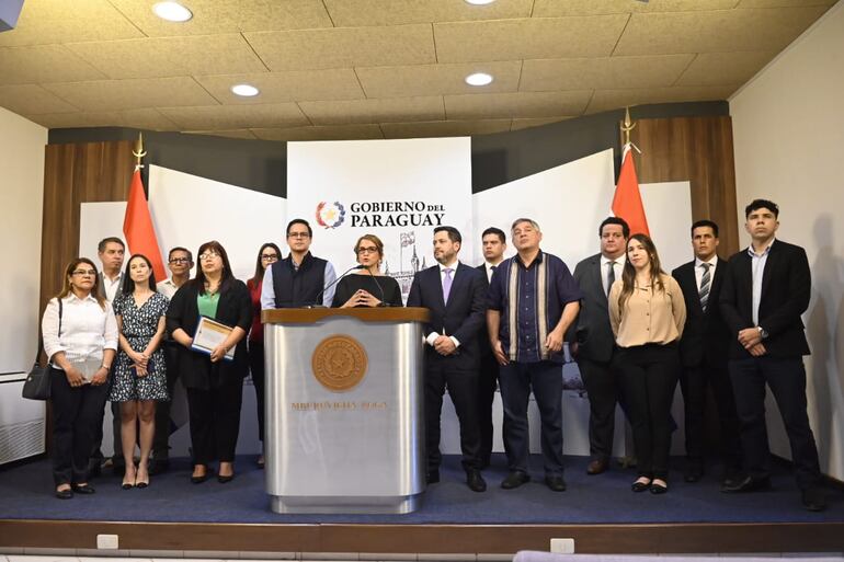 Varias autoridades, entre ellas la jefa de Gabinete Civil de la presidencia, Lea Giménez y la rectora de la UNA, Zully Vera, formaron parte de la conferencia sobre Arancel cero esta tarde.