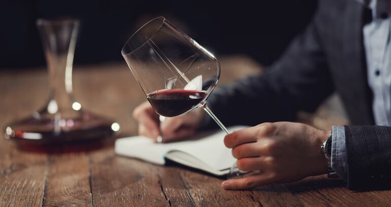 Llevar un diario de cata a la hora de probar el vino es importante para recordar los detalles.